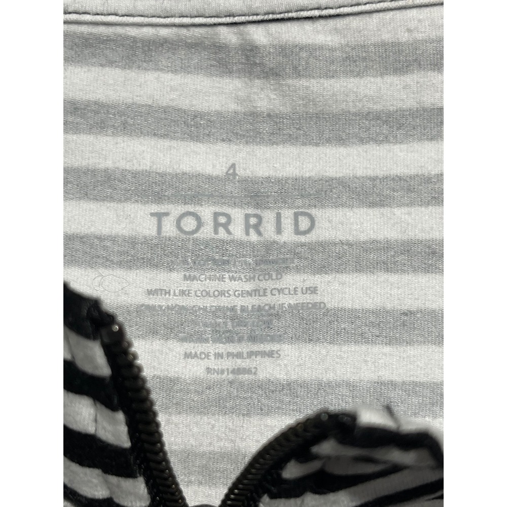 Torrid Striped Sleeveless Zip Up Mock Neck Foxy Top Black White 4 4X 26 NEW - Picture 3 of 10